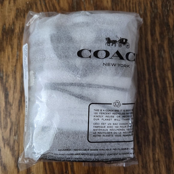 🔥FIRE SALE🔥🥃NWT‼️ Coach brand Flask in Signature Canvas - Picture 4 of 6